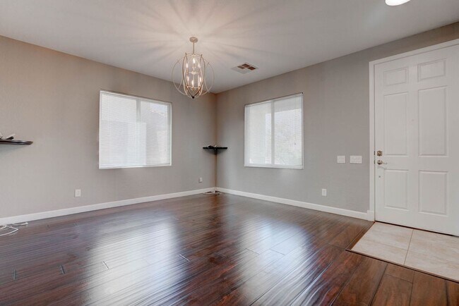 Building Photo - 2589 Chateau Clermont St