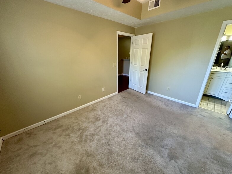 Building Photo - 2025 Woodmont Blvd