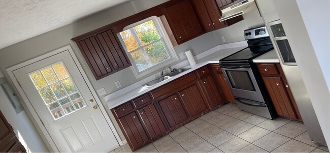 Building Photo - 1050 Scarlett Ln