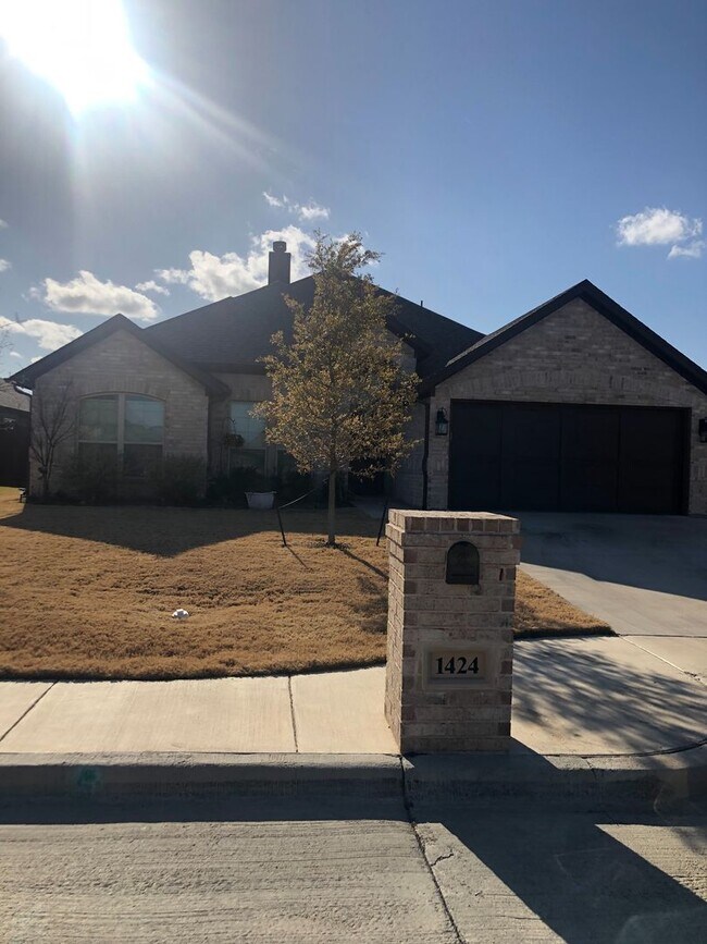 Building Photo - 4 Bdrm/2Bath in the Heart of Weatherford!