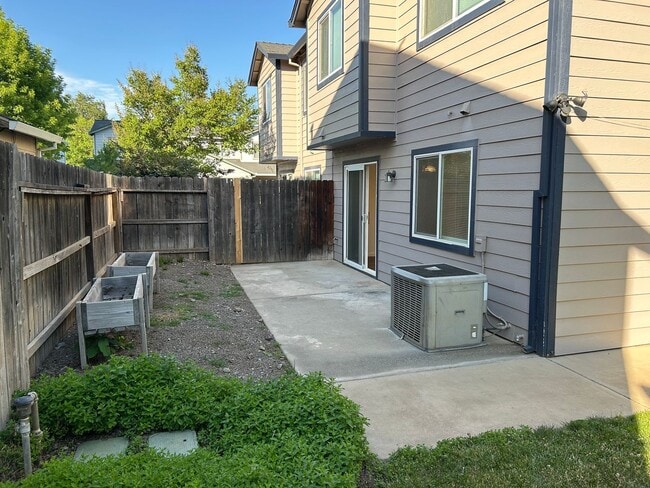 Building Photo - 582 Morgan Dr