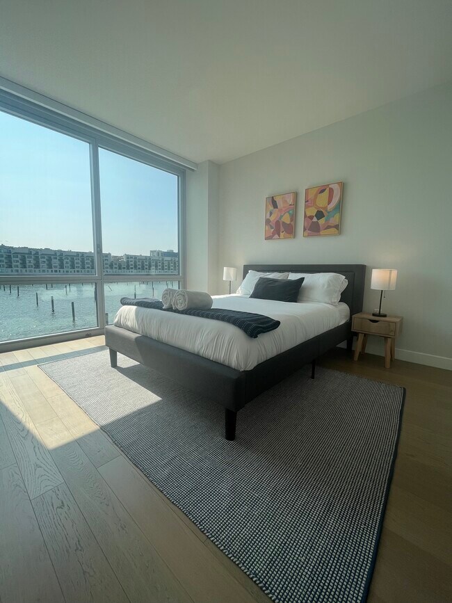 Bedroom 2 with queen bed and on-suite bathroom - 1200 Harbor Blvd