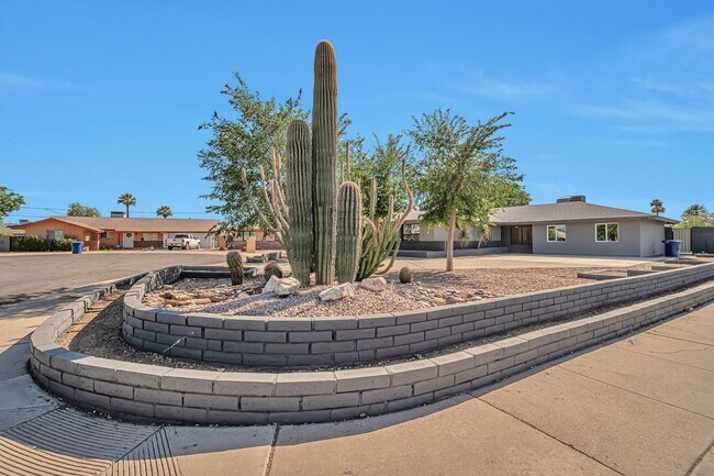 Building Photo - 6-Bedroom, 3-Bath Tempe Home with Pool, Bar & Prime Location