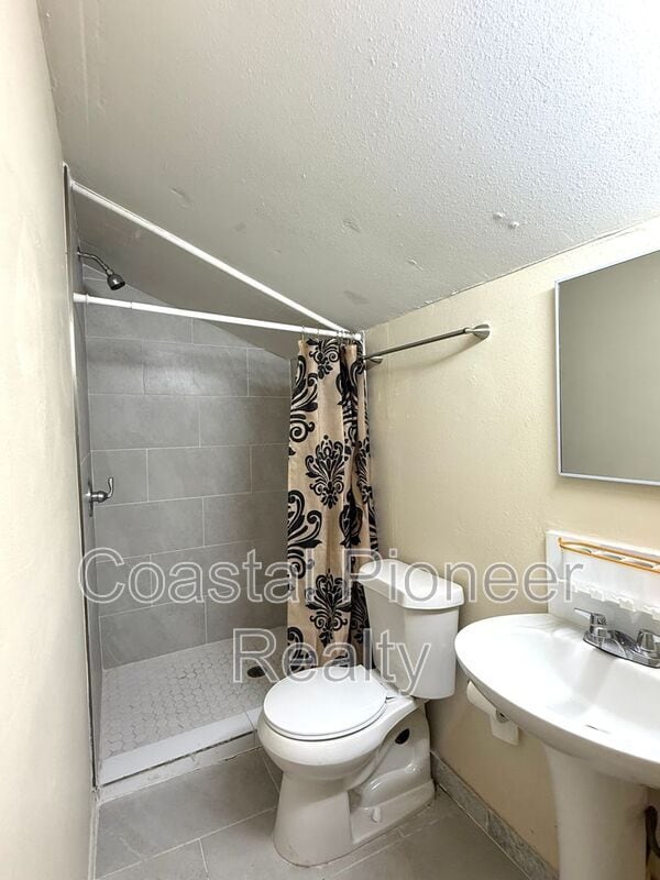 Building Photo - 2106 N Himes Ave