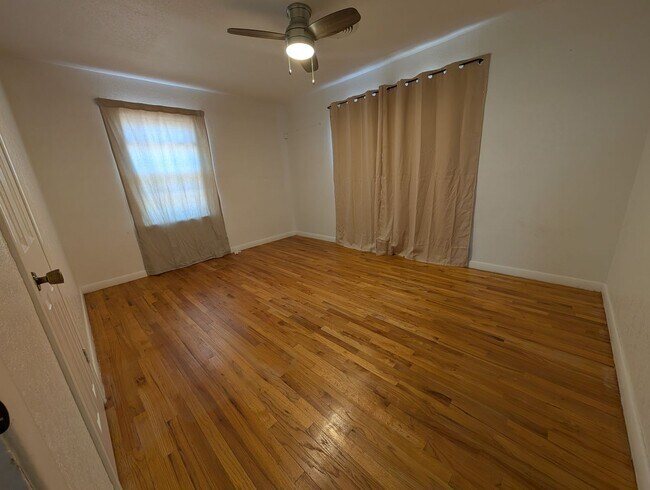 Building Photo - 3 bed 1 bath Pre-Leasing