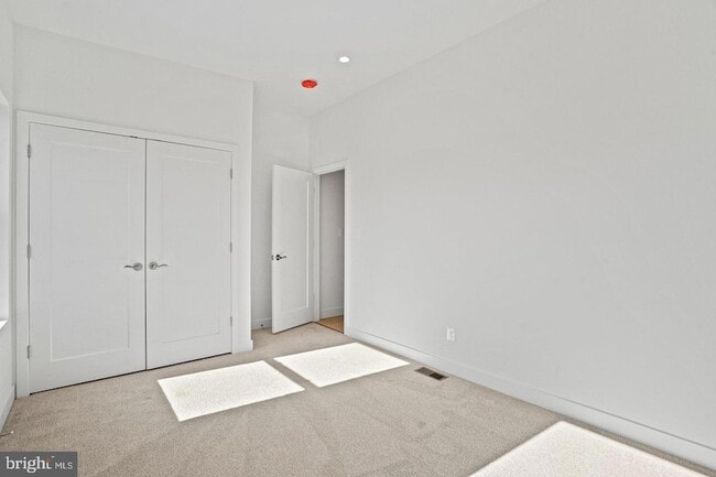 Building Photo - 4421 Kane Pl NE