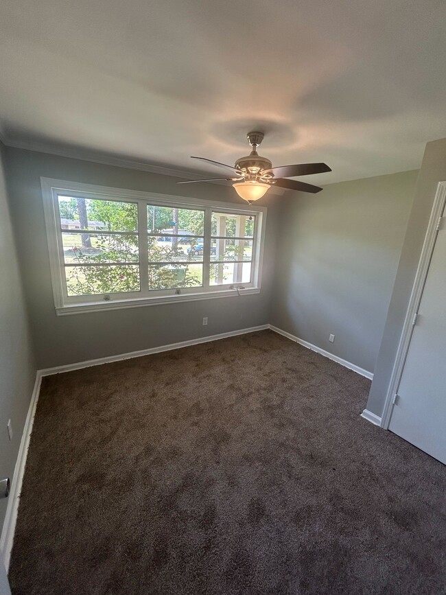 Building Photo - 2633 Ashlawn Dr