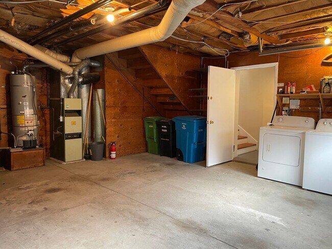 Building Photo - Newly Upgraded Spacious 3br with Decks, Laundry, Parking