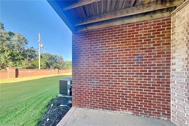 Building Photo - 3008 Montclair Cir SE
