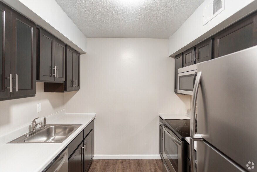 2BR, 2BA - 900 SF - Highland Pointe