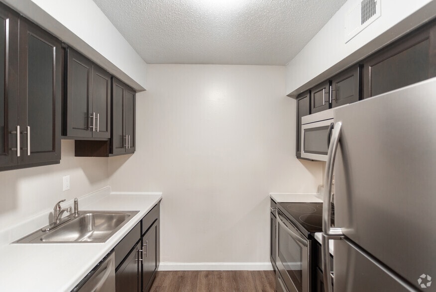 2BR, 2BA - 900 SF - Vetra 5480