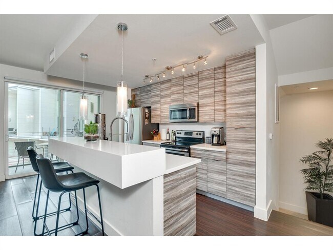 Building Photo - 604 N Bluff Dr