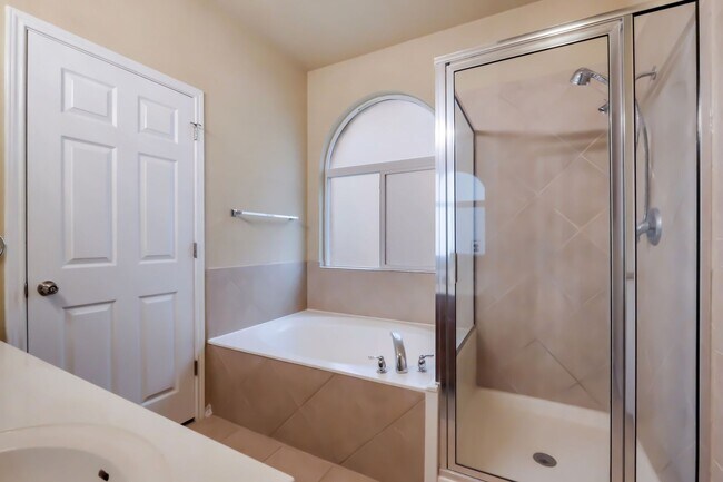 Building Photo - Charming Home in Gated Community with Great Amenities