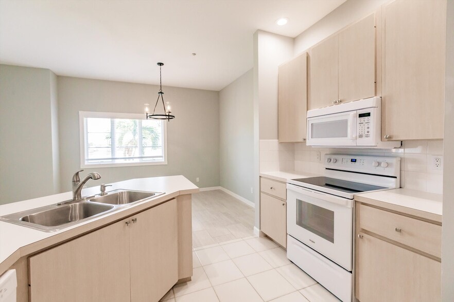 Building Photo - 3200 Village Walk Cir