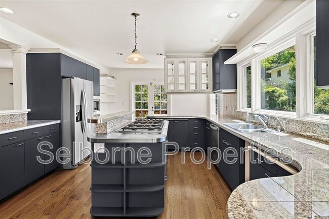 Building Photo - 25 Selborne Dr