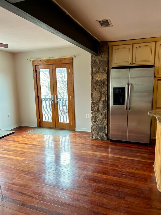 Living Room - 10 S Crenshaw Ave