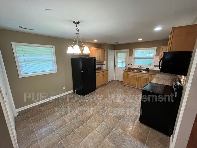 Building Photo - 4304 Wedgewood Dr