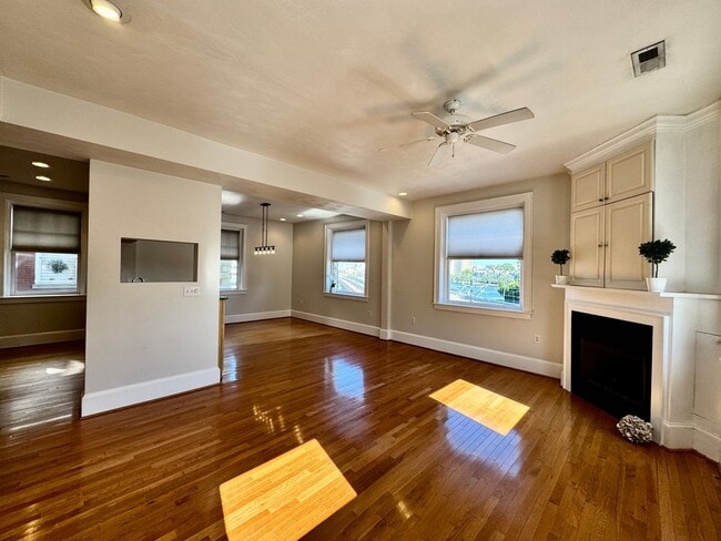 Building Photo - Amazing Garden-Style Condo Available NOW! ...