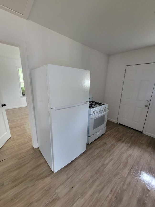 Building Photo - For Rent: Charming 2 Bed / 1 Bath Duplex with Backyard. We accept section 8.