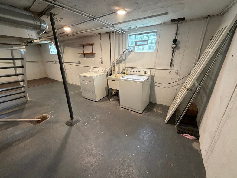 Basement (washer & dryer) - 2641 Vanderen Dr