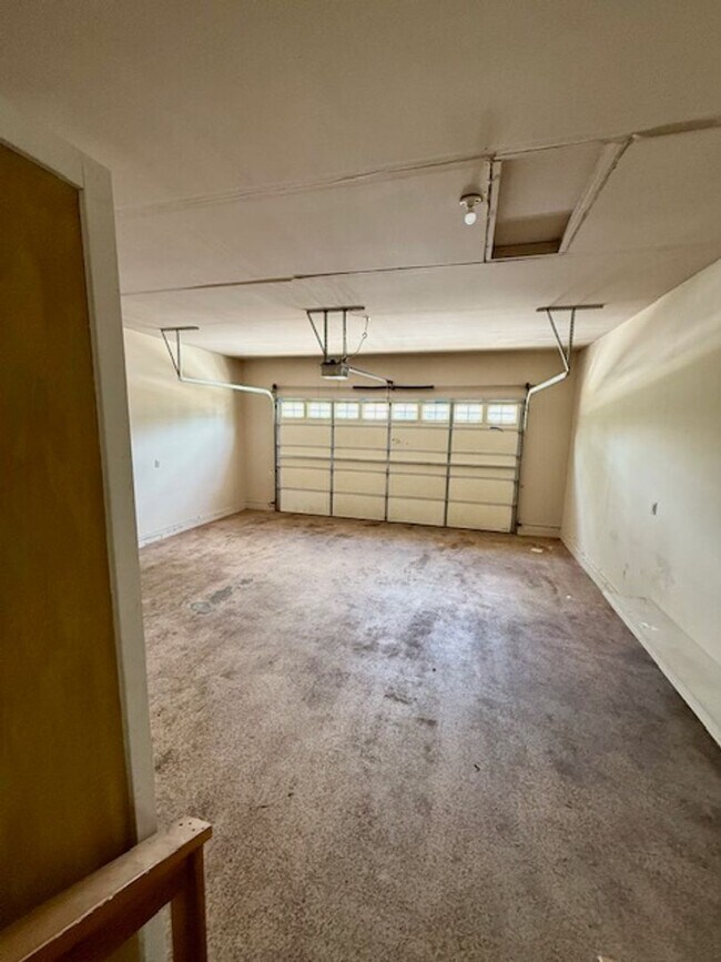 Building Photo - Beautiful 3 Bedroom 2 Bathroom House  **2 Weeks Free Rent**