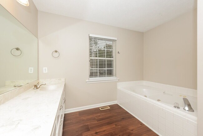 Building Photo - 1924 Pennington Dr