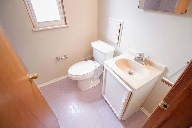 Building Photo - 25 Willamont Rd