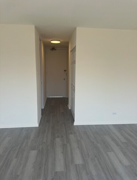 Building Photo - 1400 E 55th Pl