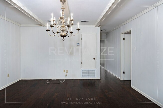 Building Photo - 3/2 Brick Home with Sunroom, Deck, and Car...
