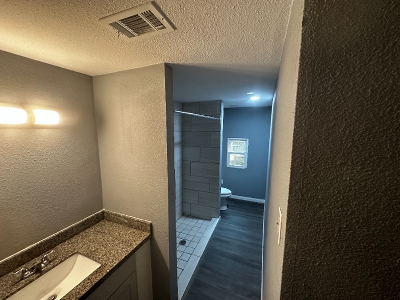 Building Photo - 8906 Lockwood Dr