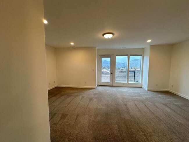 Building Photo - Application Pending - 3 Bedroom Townhouse For Rent In Hood River