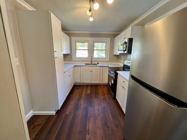 Building Photo - Two bedroom, 1 bath house in Burlington