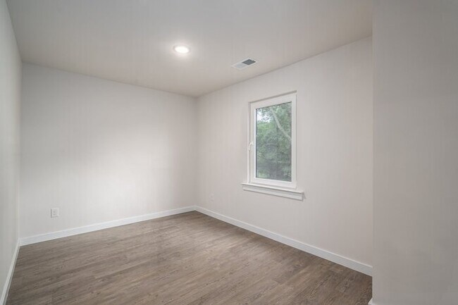 Building Photo - Live Brand-New in Hickory – Modern 3BR Townhome