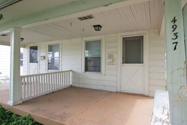 Building Photo - Great Location in Speedway