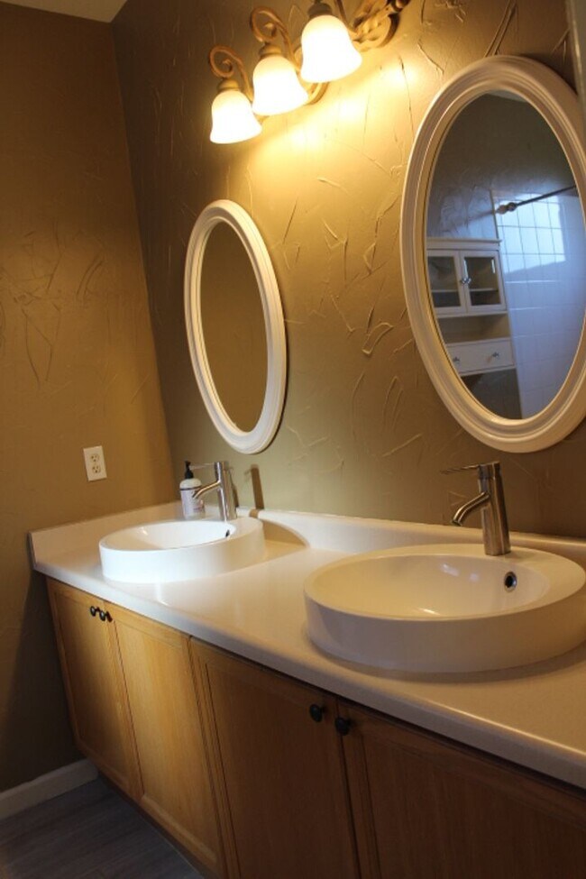 Building Photo - Littleton 2 br/2 ba Condo in Mountain Gate III!