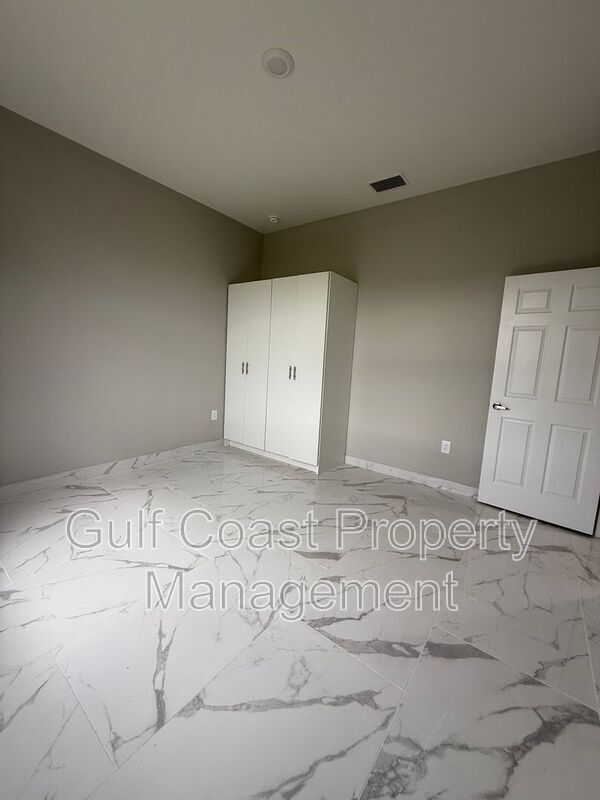 Building Photo - 1726 NE 13th St