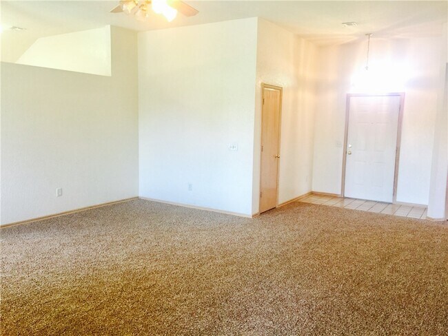 Building Photo - New flooring and paint!  Cute 3 bed, 2 bat...