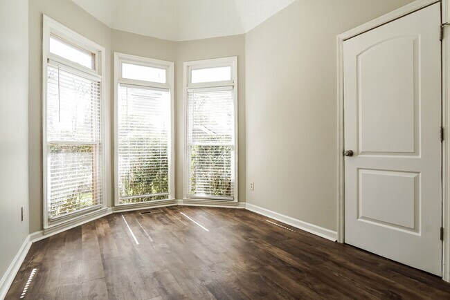 Building Photo - 3017 Teresa Ave