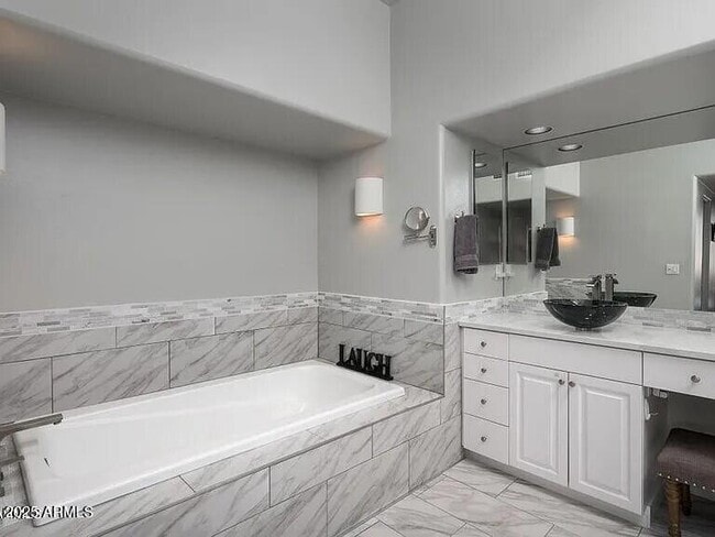 Building Photo - 9898 E Graythorn Dr