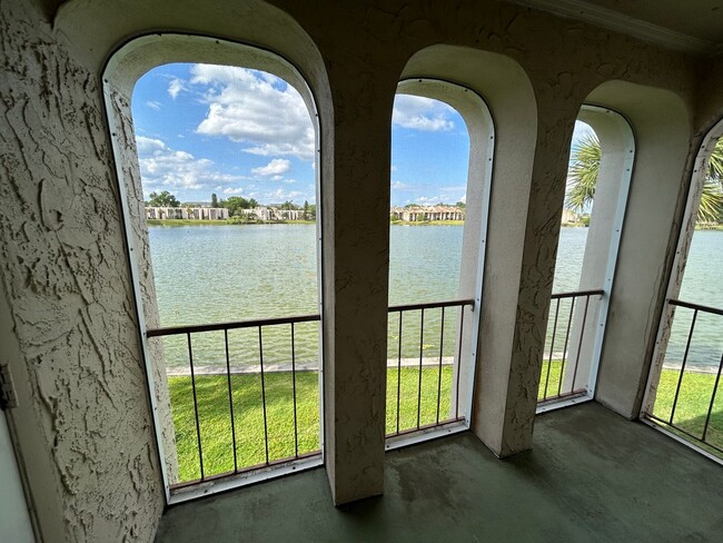 Building Photo - Available Mid April - Lovely 2/2 in in Alt...