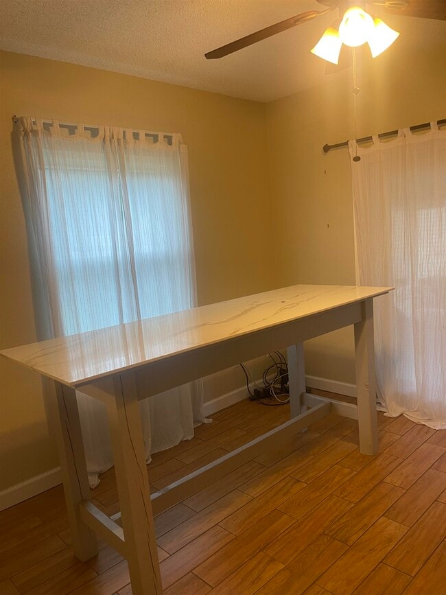 Building Photo - 2928 Del Rio Dr