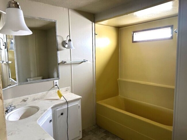 Building Photo - 3 bedroom double wide in Spring Creek