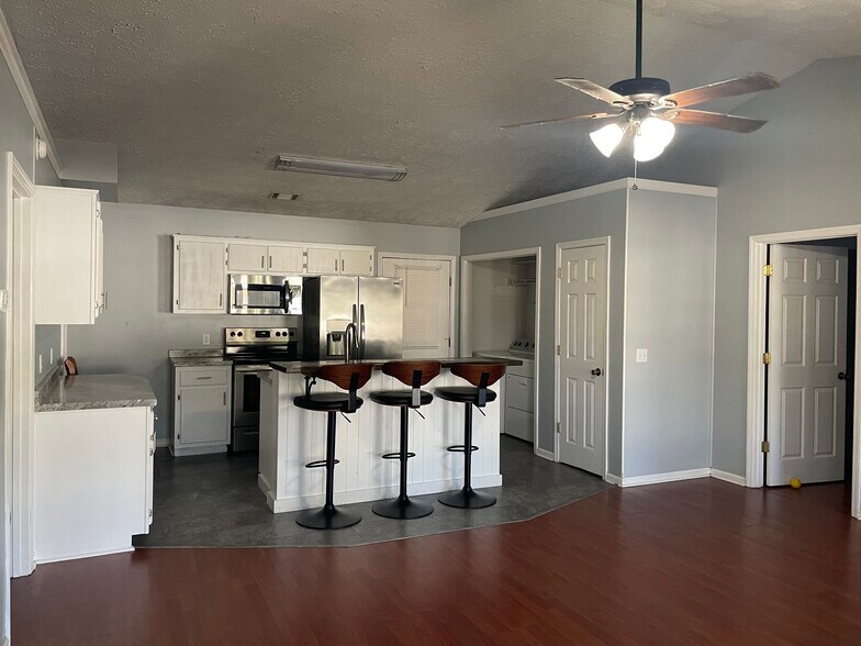 Building Photo - 301 E Cedar St