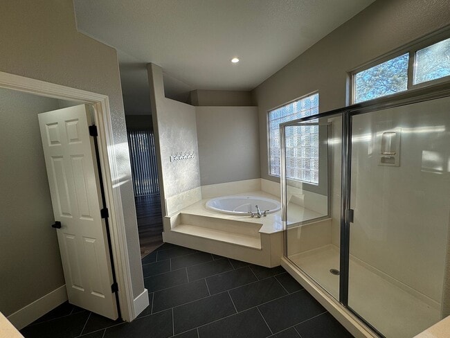 Building Photo - 5551 Barcelona Ct