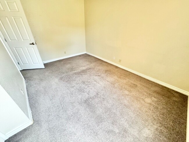 Building Photo - BEAUTIFUL 1 BEDROOM CONDO!