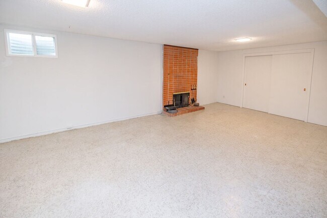 Building Photo - Amazing 3 bed/3 bath rental.  New Flooring!!  Solar Panels!!