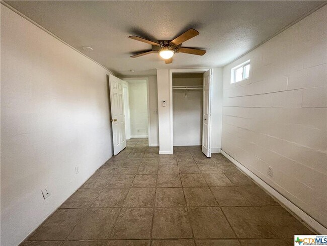 Building Photo - 668 Creekside Dr
