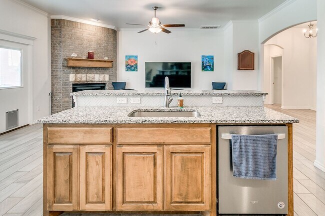 Building Photo - 3 Bed, 2 Bath Home with Bonus Office and  ...