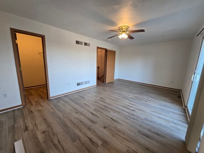 Building Photo - Large 2 Bedroom Townhouse - Burrell School District - Next to Hill Crest Country Club