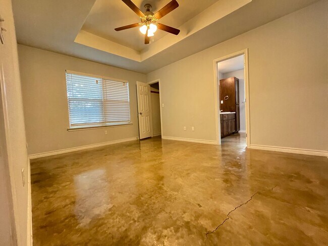 Building Photo - 915 Rebecca Ln